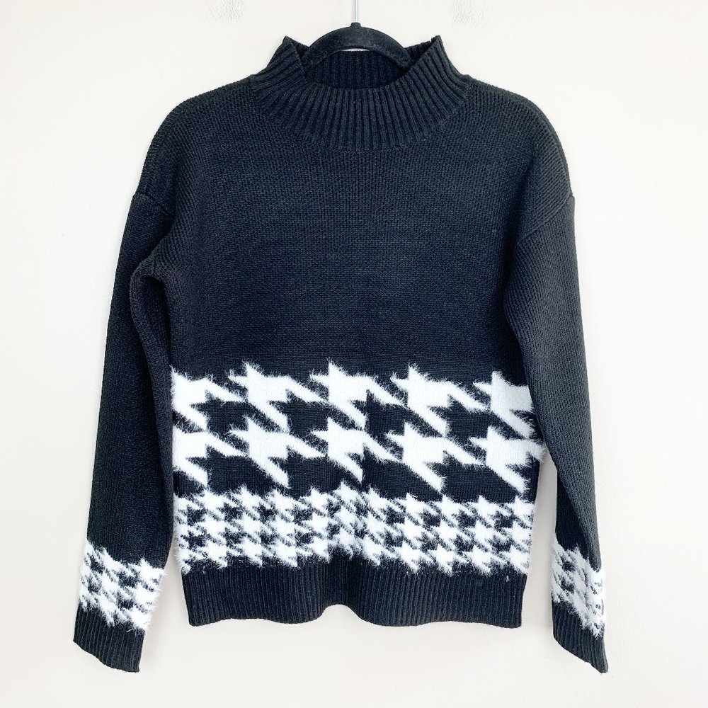 A Love Story Houndstooth Mock Neck Acrylic Sweater Size Medium